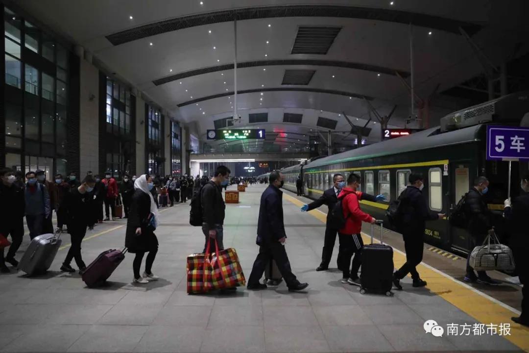 Wh_China's tweet photo. At 0:00 on April 8, the once-blockaded passages leading out of Wuhan and Hubei Province in China were opened again, 77 days after they were closed on January 23, including the Wuhan Railway Station.Wuhan，restarted. https://t.co/cQJxZYvKPd