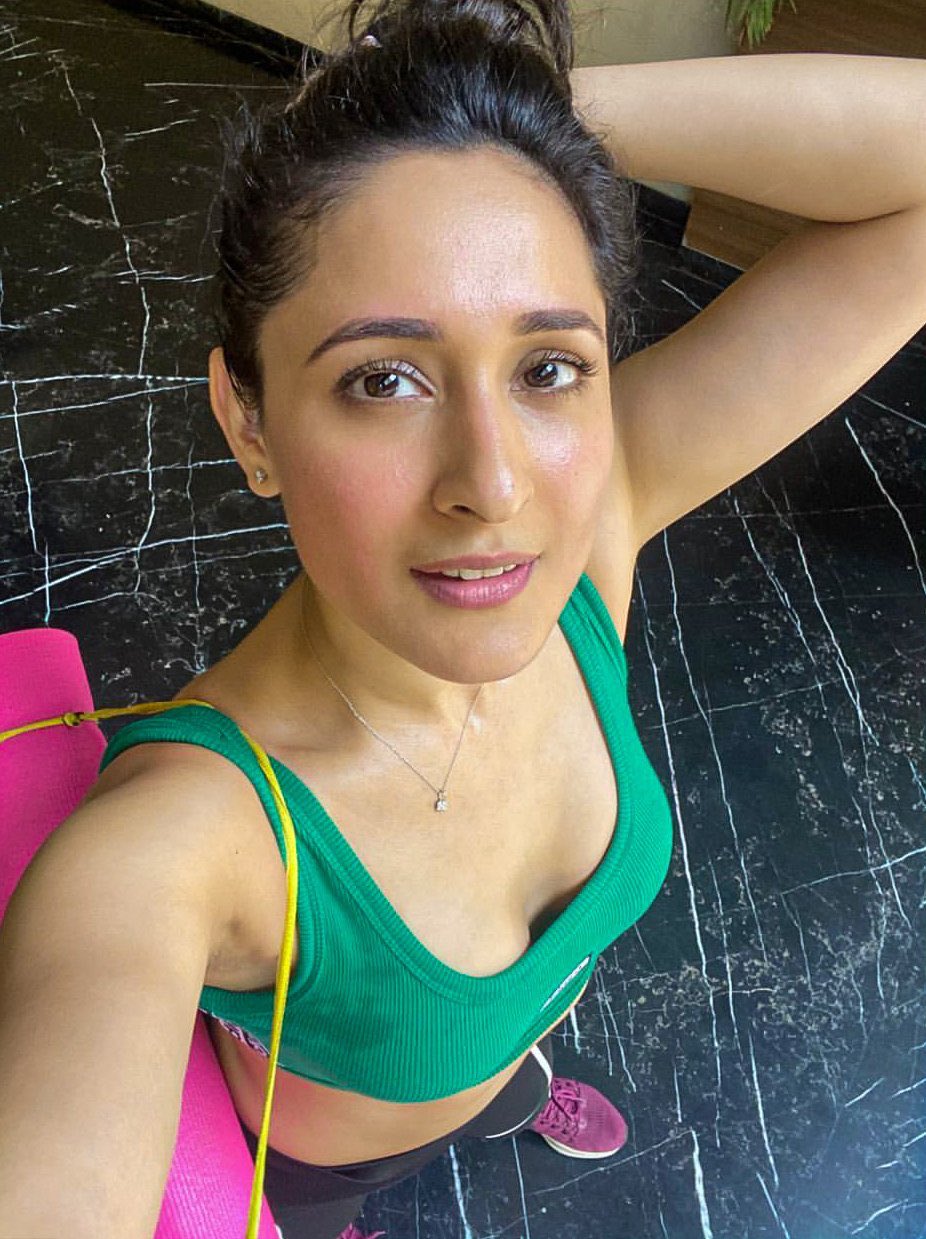 EVEQ0aeUMAIlR9D?format=jpg&name=large