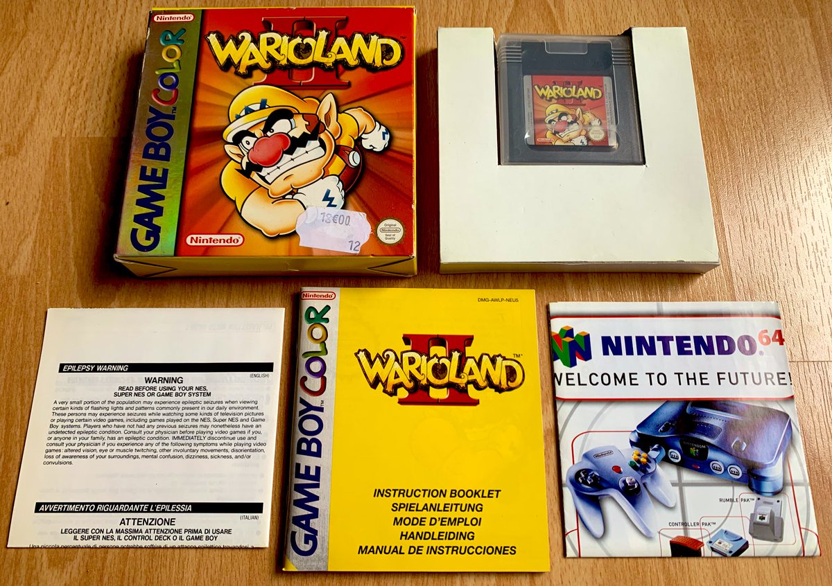 Wario Land II (GB/GBC, 1998/1999) Le saviez-vous ? Le second Wario Land est sorti sur 2 générations de Game Boy, la version Color étant d’ailleurs jouable (en noir et blanc bien sûr !) sur celle de base.On critique les portages/remasters rapides, mais c’est pas nouveau :)