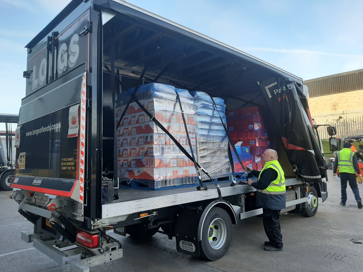 LongsofLeeds's tweet image. Proud to be assisting @Symingtons_FS with their donations to a number of local NHS Trusts - Calderdale &amp;amp; Huddersfield yesterday, Mid Yorkshire today. Feeding the nation and feeding the NHS frontline staff. 

#feedingthenation #SupportOurNHS #logistics #InItTogether