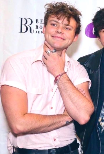 DIABLOSACID's tweet photo. fuk it. ashton irwin wearing pink button ups on the tl https://t.co/Yu2b7mcGjt