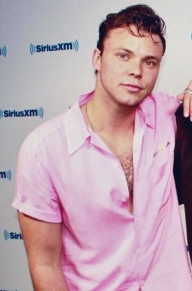 DIABLOSACID's tweet photo. fuk it. ashton irwin wearing pink button ups on the tl https://t.co/Yu2b7mcGjt