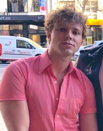 DIABLOSACID's tweet photo. fuk it. ashton irwin wearing pink button ups on the tl https://t.co/Yu2b7mcGjt