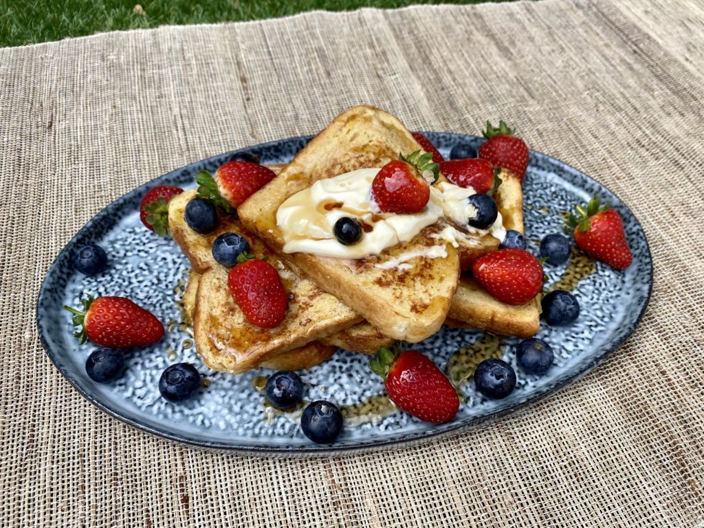 LotKookt's tweet photo. Wentelteefjes met warme maple syrup, aardbeien en zure room https://t.co/8VzozLXR1O https://t.co/g0u6wwqLPg