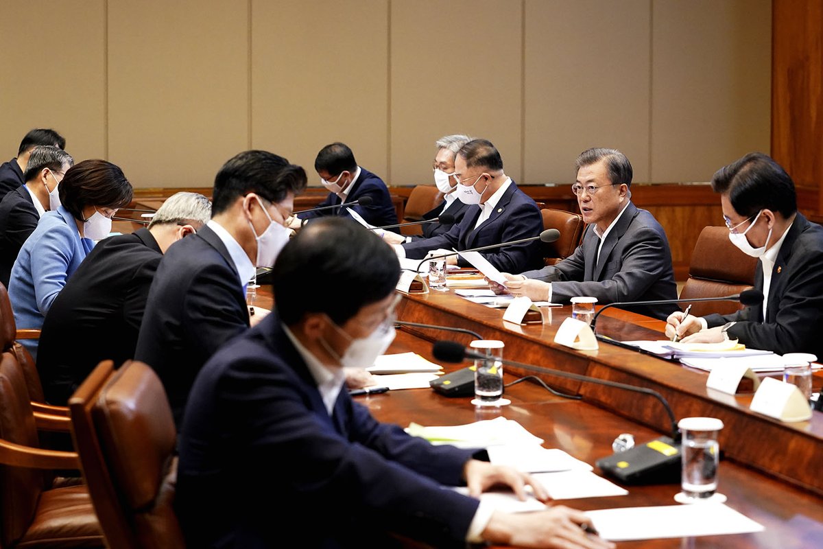 오늘 4차 비상경제회의는 위기를 기회로 만들기 위한 차원에서 
수출 활력 제고를 위한 방안, 내수를 보완하는 방안, 
그리고 스타트업과 벤처기업을 지원하는 방안을 결정합니다.

www1.president.go.kr/articles/8436