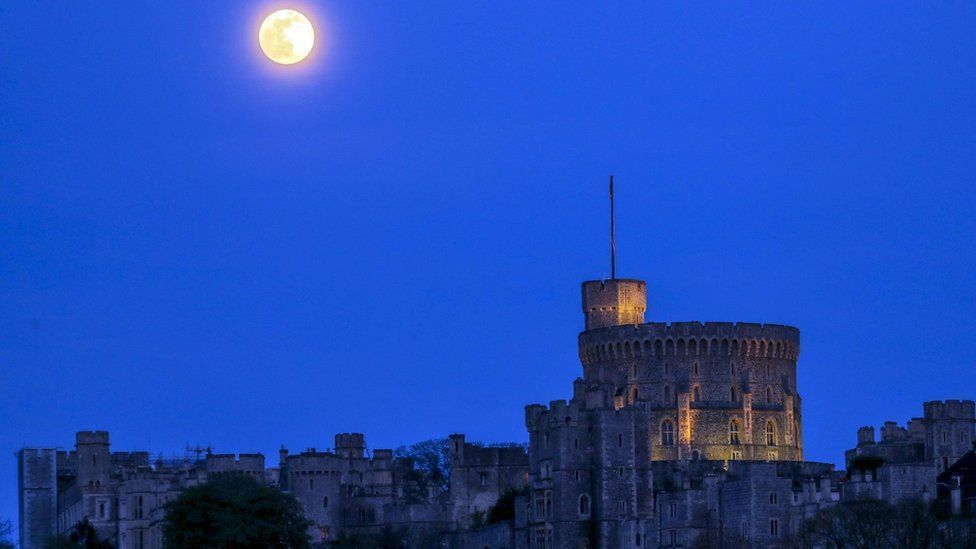 Always aim for the moon – even if you miss, you'll land among the stars:
Pink supermoon illuminates night sky buff.ly/2xdFjev