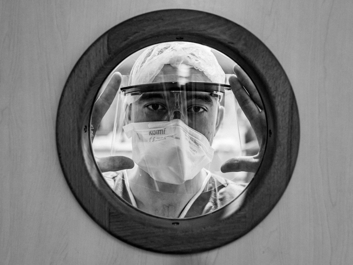 dnatweets's tweet photo. Mulhouse : infirmière et photographe, Vanessa Braunstedter a fixé sur image ses collègues d’un centre de dialyse mulhousien, en pleine crise du Covid-19 https://t.co/ecfFB8GGQI https://t.co/oyRr6QPTXc