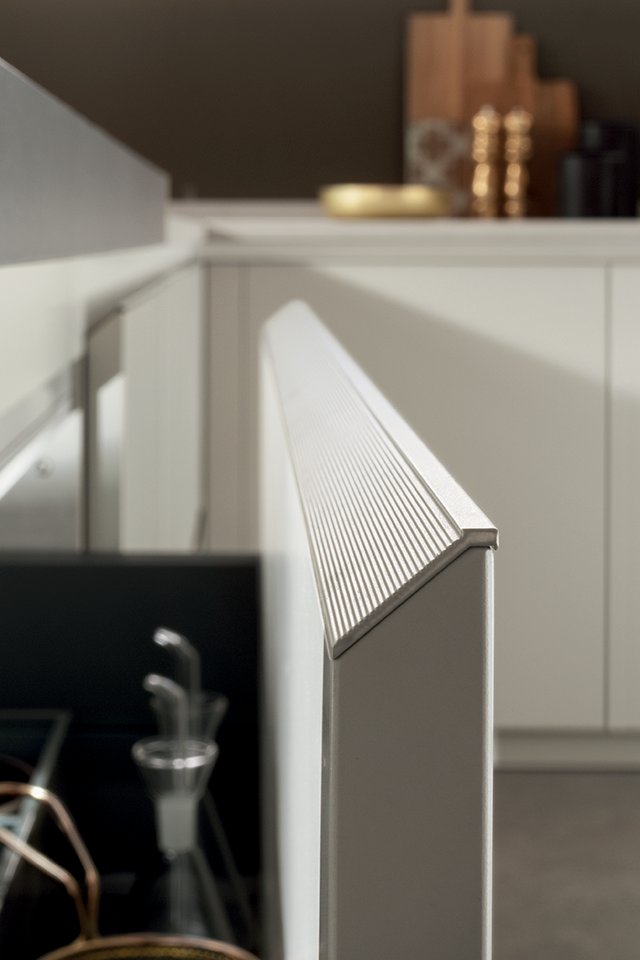 ScavoliniLondon's tweet photo. The Delinea Collection is a contemporary collection with metallic finished recessed grips and plinths that add subtle elegance to every edge. 

Brass or steel. Which finish would you pick for your kitchen?

#kitchendesign #contemporarystyle #designfeature https://t.co/MOSaurIH5s