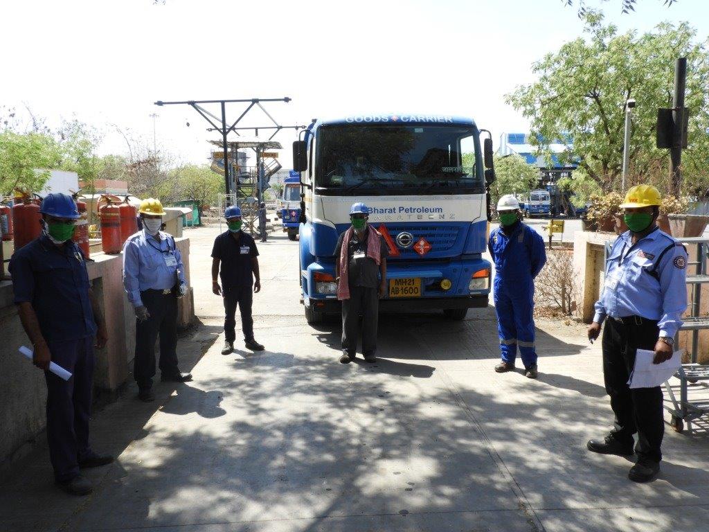 BPCRetailManmad's tweet photo. BPCL Manmad Installation distributed face masks amongst TL crew to protect them from corona virus and enable them to perform their emergency duty to serve the nation . #IndiaFightsCorona @BPCLimited @BPCLRetail @RamanMalik02 https://t.co/faaLHZGy7f