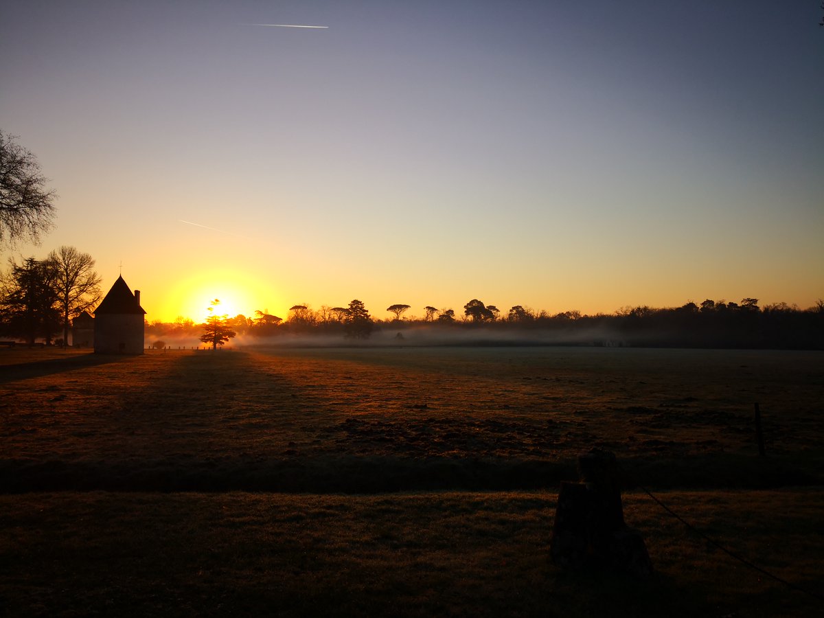ChateauLaBrede's tweet image. [#PhotoOfTheDay ]
Je vous propose un lever de soleil sublime pour illuminer votre 23e journée de confinement. Je vous laisse profiter...
Belle journée #Twitter !!!
#confinementjour23 #sunrise #beautiful #landscapephotography #photography