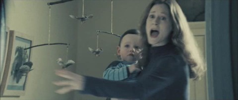 Lily si mette davanti al figlio per proteggerlo sapendo che per questo verrà uccisa. Voldemort scaglia l'Avada Kedavra, sottovalutando il gesto appena compiuto dalla donna: ha innescato una protezione che salverà Harry dalla maledizione.