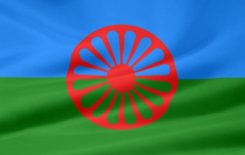 schwarzlichtwue's tweet photo. Am 8. April ist der internationale Tag der #Roma. Er soll an den ersten Kongress der Romn*ja von 1971 erinnern. Vertreter*innen aus 14 Staaten legten dort unter anderem die Bezeichnung „Roma“, die Flagge und die Hymne fest. https://t.co/FSJSahWD5l
