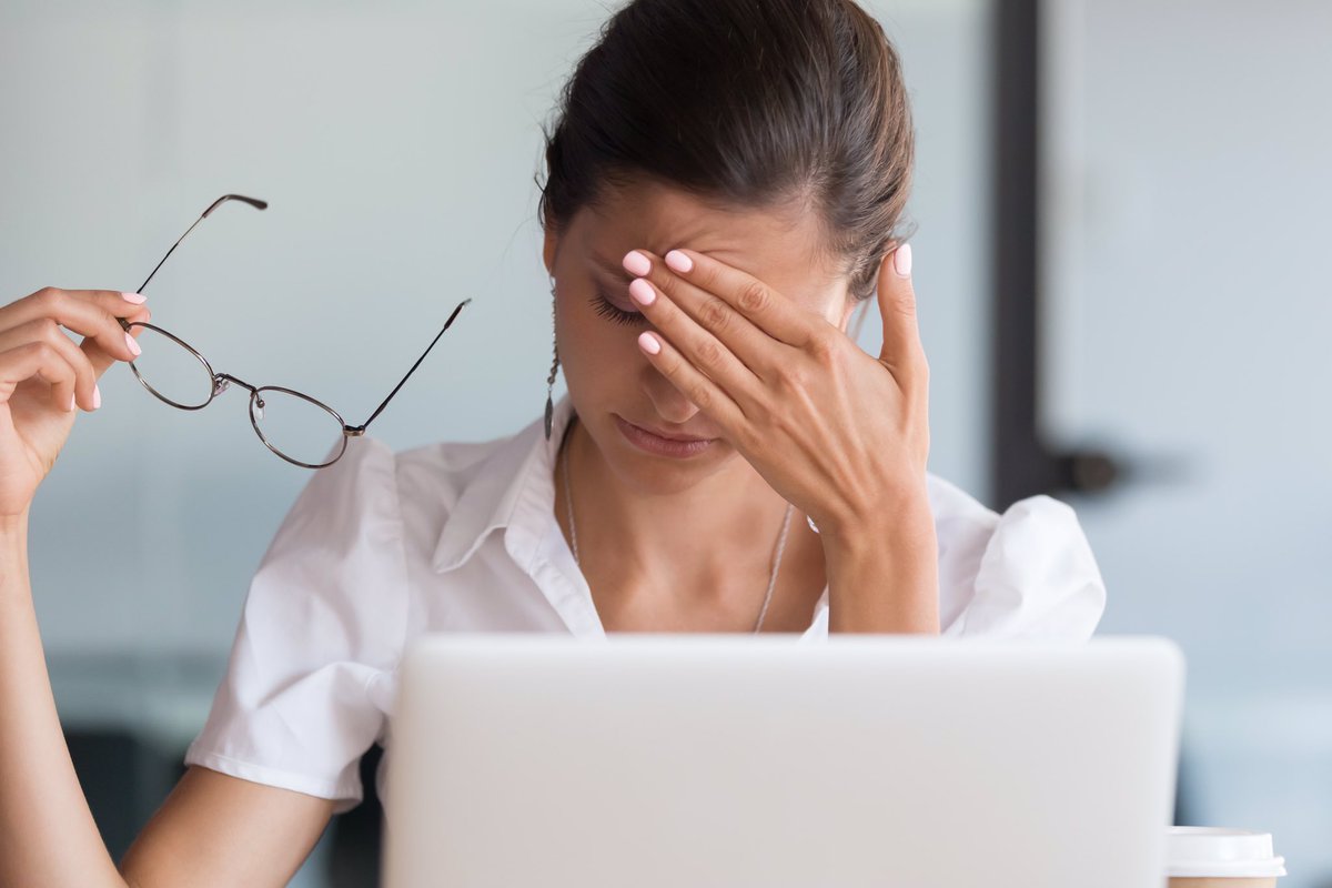 EyecareBerko's tweet photo. With so many of us working from home (or gaming 🤣) it’s important to follow the 20-20-20 rule to avoid #EyeStrain and #EyeFatigue. Every 20 mins look away from your screen for 20 secs focusing on something 20 feet away 👀 👩‍💻 #StayAtHome #202020 #WFH #staysafe #protecttheNHS https://t.co/HPZdYfxMR0