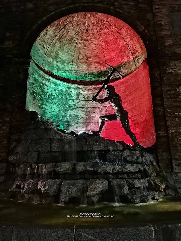 PolimeniMarco's tweet photo. #CATANZARO - Il #cavatore s’illumina di #tricolore. Un gesto semplice, ma fatto col #cuore. #uniticelafaremo #comunedicatanzaro https://t.co/WdZbmY16nj