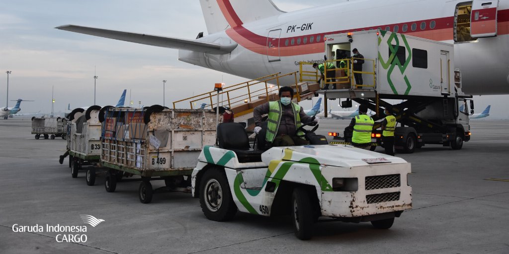 Baggage Towing Tractor , kendaraan di airside bandara