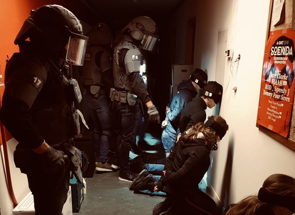 brabant_veilig's tweet photo. Brabant Veilig organiseert samen met de (op)leiders van Arrestatie-teams de komende periode nieuwe oefeningen en locaties. Zodat we samen onze samenleving veilig kunnen houden met goed getrainde professionals
 die direct en adequaat inzetbaar zijn. 
#politie #arrestatieteams #ehv https://t.co/TBXSEs7gMJ