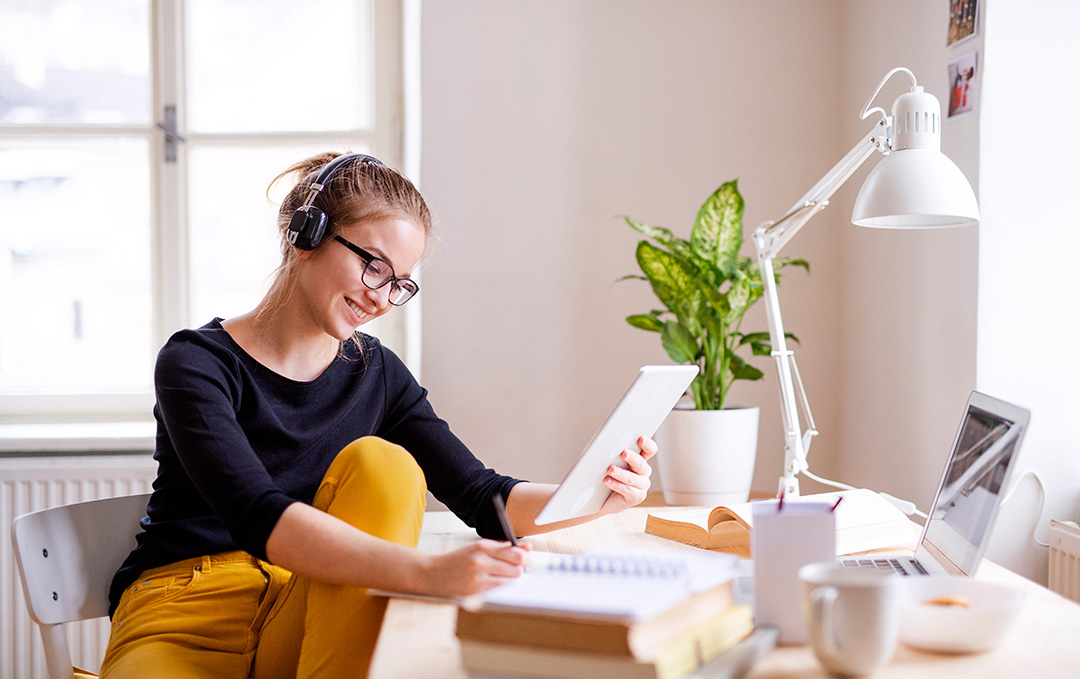 EmbassySummer's tweet photo. EC Virtual Young Learners is an excellent option for young students that had to postpone their plans to study abroad. EC Young Learners are world-renowned providers of Full-Immersion English courses.

Contact us to learn more about the programme details!https://t.co/s6zXayDCem https://t.co/zGmYIbD8WO