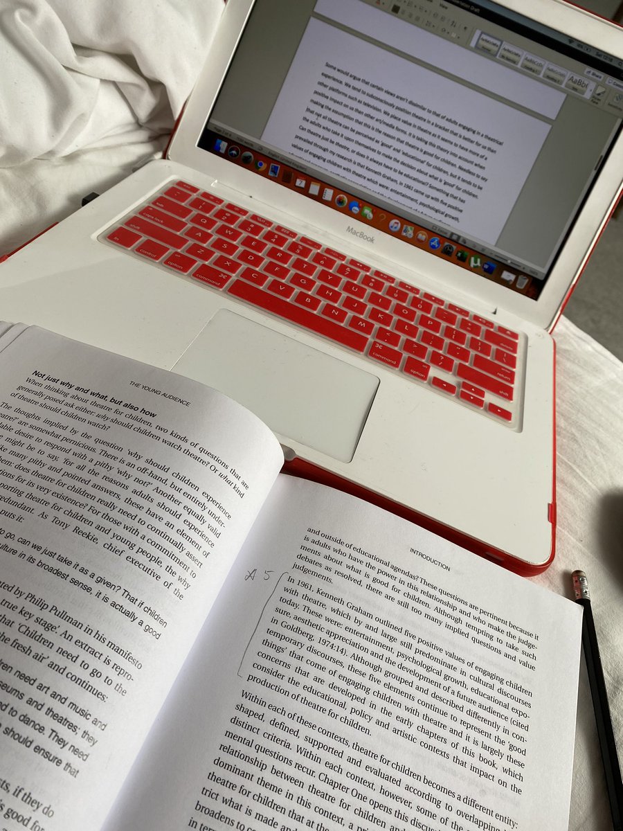 _kelsrichardson's tweet image. .. she’s doing it #dissertationtime