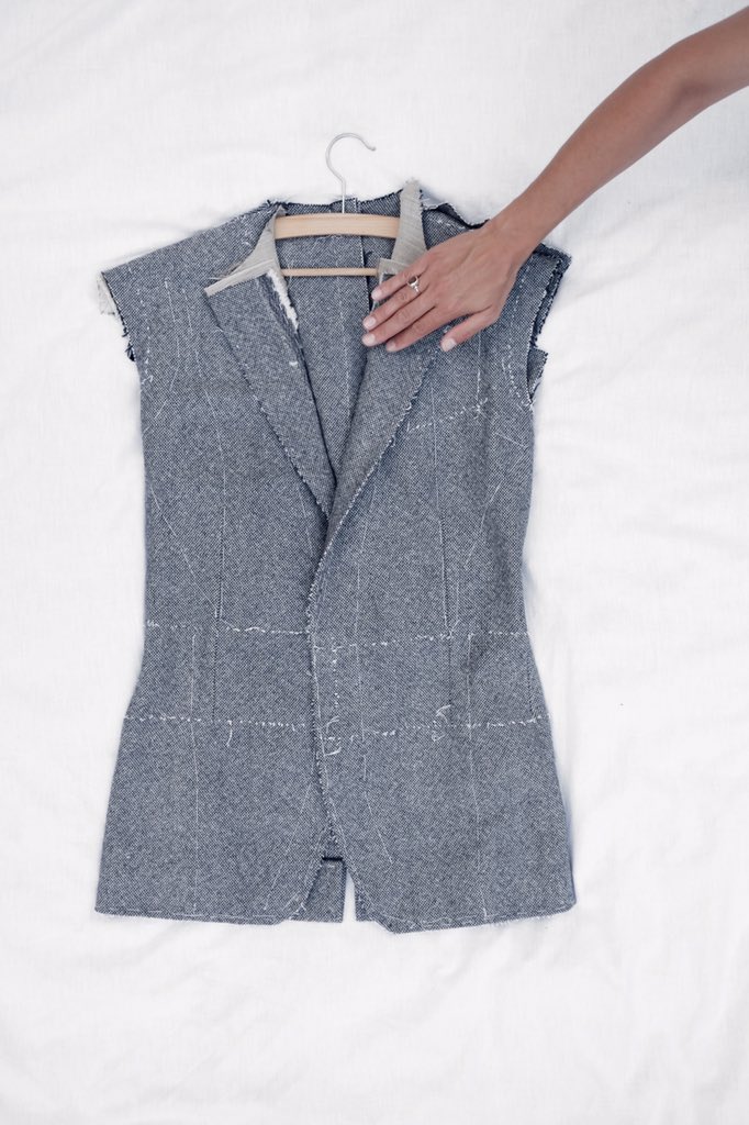 «Il s’attardait deux ou trois jours sur la plage sans retirer la moindre pièce à l’équipement strict -complet gris, petit chapeau, chaussures de ville- qui lui servit à traverser l’existence»
{François, Pierre Bergounioux, éditions Fario, collection Théodore Balmoral}
©J.Garraud