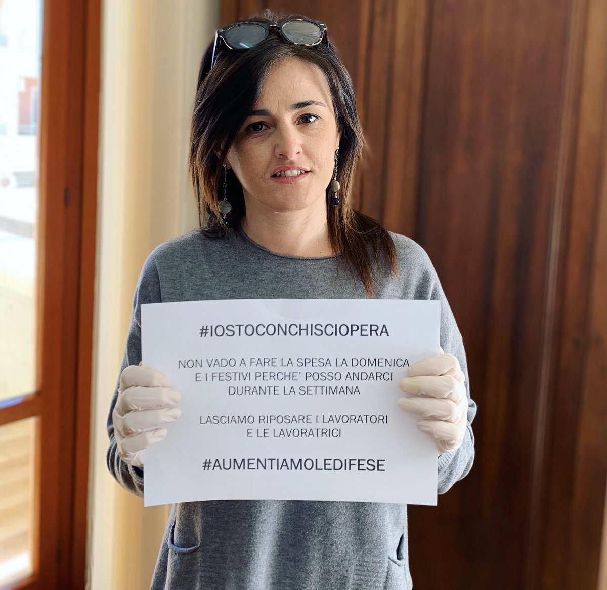 Non basta ringraziare chi è al lavoro, chi rischia ogni giorno la sua salute in un momento così delicato per tutti noi. #iostoconchisciopera tutti i lavoratori hanno diritto a riposare la domenica e i festivi. A fare la spesa possiamo andarci in settimana. #aumentiamoledifese