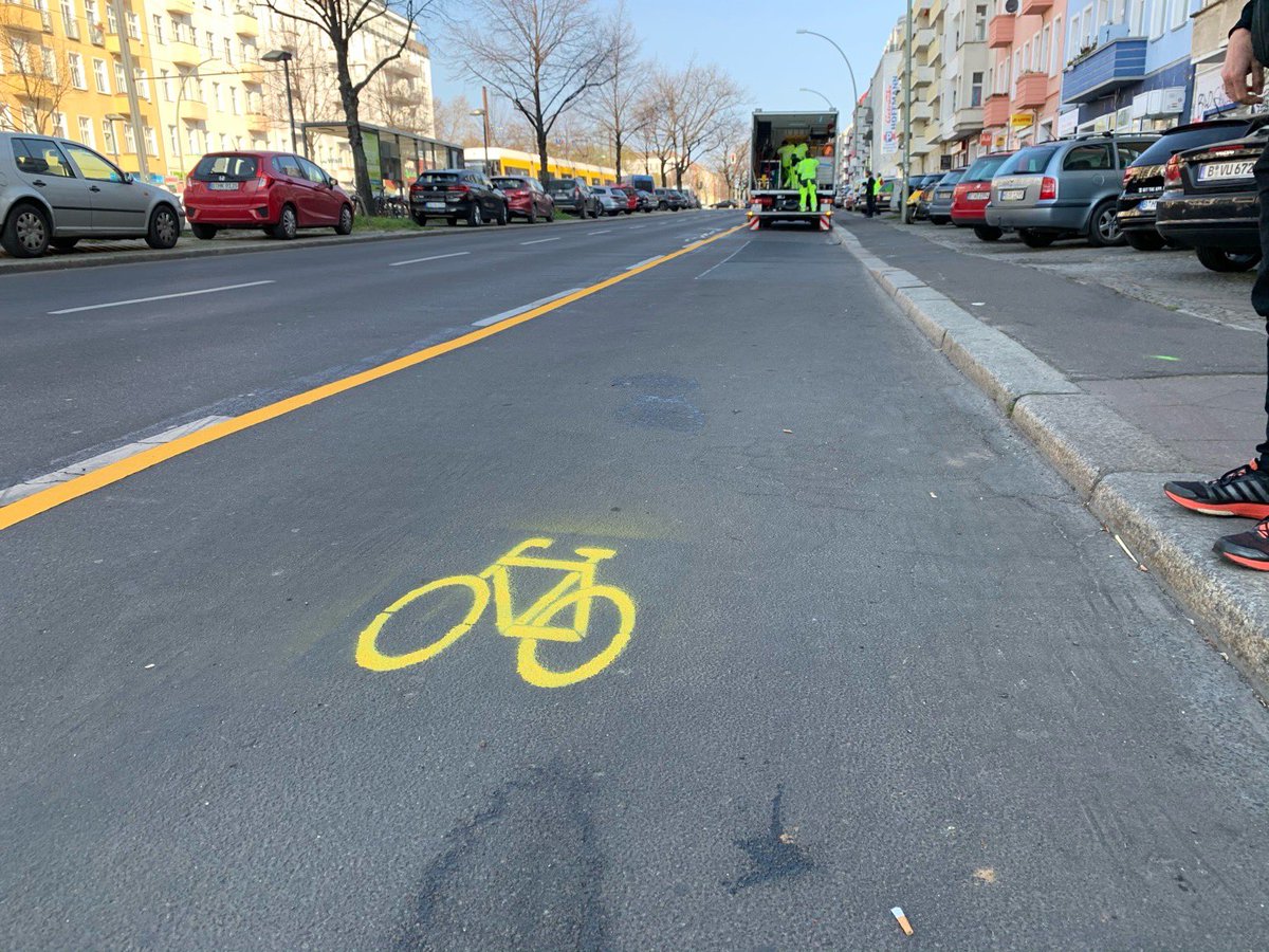 Regine Günther (@regineguenther) on Twitter photo Sicherer Rad fahren 🚴🏼🚴🏼♀️: Heute wird auf Peterburger Strasse temporärer Radweg markiert. Gerade auch in #COVID19de Zeiten hilft er Abstand zu halten. Geplante dauerhafte Radwege werden so heute schon realisiert. Gute Zusammenarbeit v <a href="/BA_Xhain/">Bezirksamt Friedrichshain-Kreuzberg</a> @SenUVKBerlin. #berlinunterwegs Sicherer Rad fahren 🚴🏼🚴🏼♀️: Heute wird auf Peterburger Strasse temporärer Radweg markiert. Gerade auch in #COVID19de Zeiten hilft er Abstand zu halten. Geplante dauerhafte Radwege werden so heute schon realisiert. Gute Zusammenarbeit v <a href="/BA_Xhain/">Bezirksamt Friedrichshain-Kreuzberg</a> @SenUVKBerlin. #berlinunterwegs