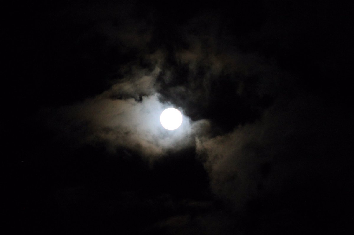 maarta_isla's tweet photo. La superluna en Rivas (Madrid) nos ha dejado estas preciosas imágenes @tiempobrasero #SuperLunaDesdeCasa https://t.co/Cn9WOq0ewk
