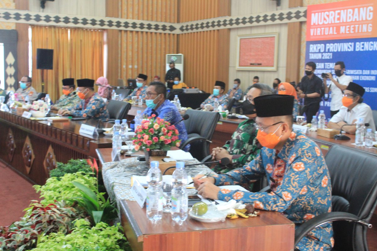 bappeda_BKL's tweet photo. Musrenbang dilaksanakan untuk membahas rencana kerja Provindi Bengkulu Tahun 2021. Walau bagaimanapun juga, rencana pembangan harus tetap optimis kita susun.Semoga ALLAH SWT selalu melindungi dan membebaskan kita dari wabah COVID-19 https://t.co/V2DD9iaQkO