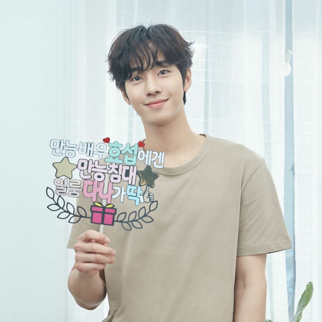 기분탓인지 모르겠지만 얼굴에 살짝 살 오른 것 같아서 너무 보기 좋다ㅠㅠㅠㅠ배우님은 살 붙는 거 싫어하신다지만 개인적으로 진짜 보기 좋고 귀엽다😭햄스터 같아😍
#안효섭 #일룸 #광고 #인스타 #보기좋아요❤