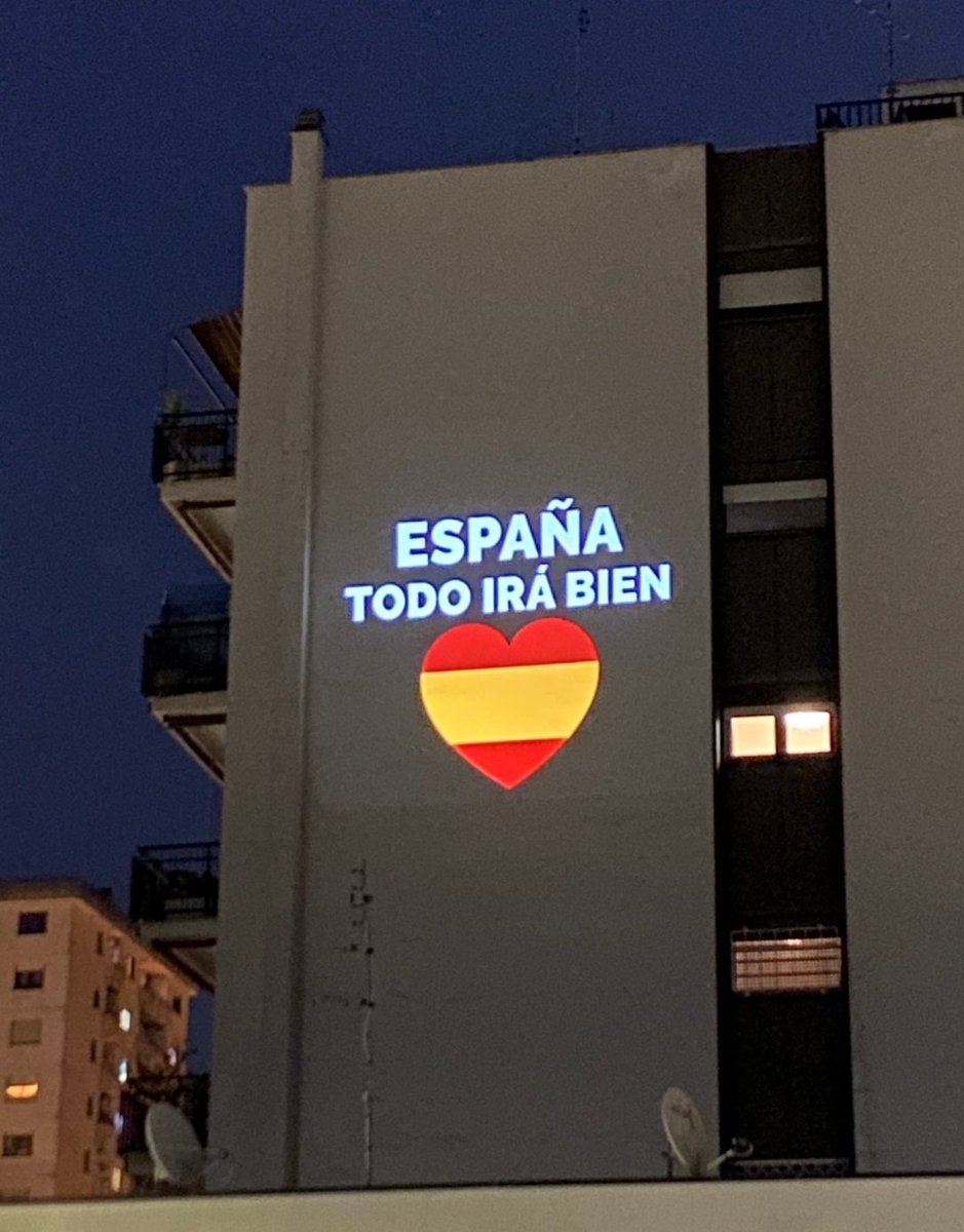 eSPAINews's tweet photo. 🇪🇦🇮🇹 Los italianos envían su apoyo a España durante el confinamiento, desde el centro histórico de #Nápoles y Colli Aniene, en #Roma.

📸@proiezionisti #COVID19 https://t.co/totgAEeYQi