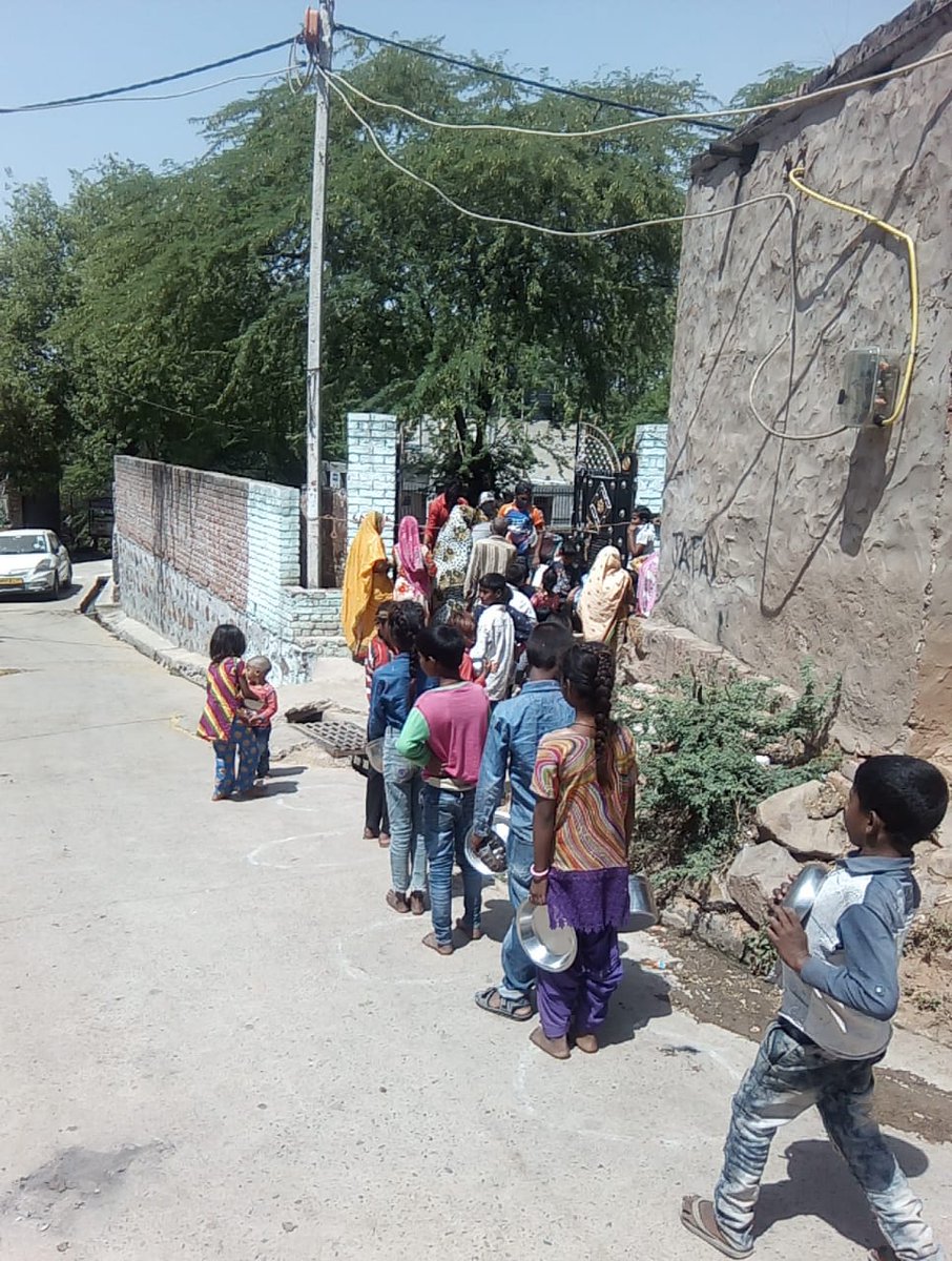 forworldhelp's tweet photo. Together, let's ensure nobody goes to sleep hungry in this pandemic!

Helpline No. - 7412077717

City: mehrauli, fatehpuri
Volunteer: Mr. Nitesh
Fed: 300+ people
Date: 7 April

#inidafightscorona #indiaagainstcorona #coronavirus #helpincorona #foodforneedy #foodforpoor #humanity https://t.co/PlLhnUwMxl