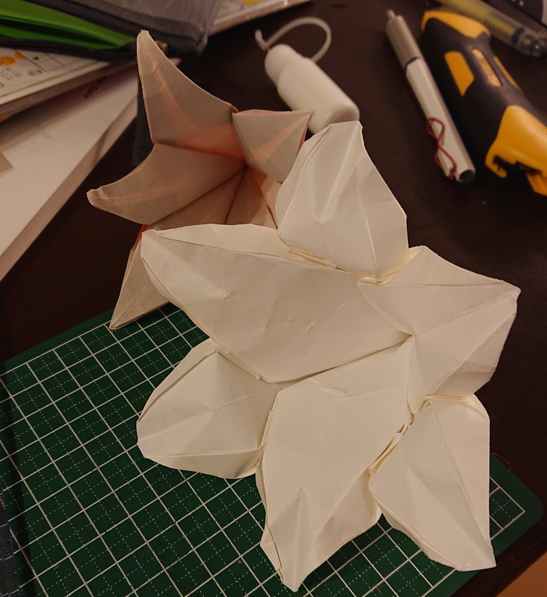 まこ 色んな折り方のユリを作ったけど １回じゃキレイに折るのは難しい しべも作ったらもうちょいユリっぽくなるね T Co Erxr79gszt Twitter
