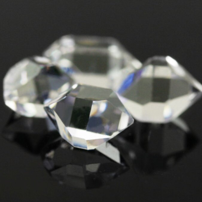 Bizoux ビズー 公式 Auf Twitter 世界に１つだけ カットや研磨を施さなくても ダイヤモンドのように光輝く宝石 ハーキマークオーツ 人の手を加えることなく 自然のままでこの形 透明感をもった 神秘的な宝石は どんなシーンにも合い つける人の個性をさりげ