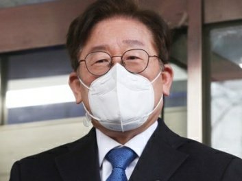 <이재명, '시설폐쇄명령' 위반한 신천지 이만희에 최후통첩>
이재명 경기지사가 이만희 신천지 총회장을 '시설폐쇄 및 집회금지' 조치 위반으로 '형사고발'한 것과 관련해 다시 한 번 더 위반할 경우 형사 책임까지 묻겠다고 경고했다.
m.blog.naver.com/makeup446/2218…

#이재명 #신천지 #이만희 #형사고발