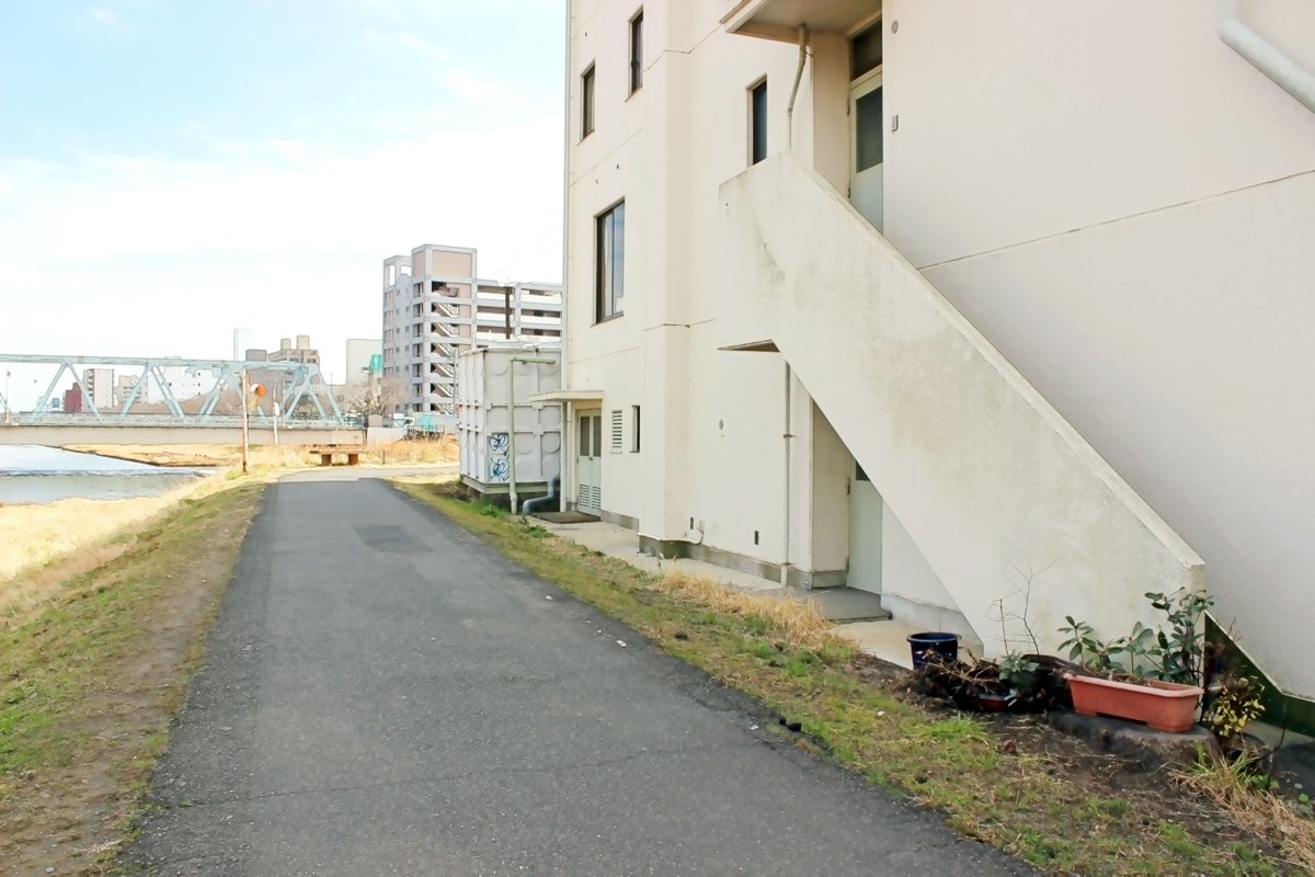 空下元 シナリオライター 背景写真追加 町にある建物 です 何気ない街角の背景素材にどうぞ T Co Yoxpk6c4go 個人サイトにて ノベルゲーム や 動画 ネット会議 でも使える フリー バーチャル 背景 写真 画像 素材 の 配布 を行ってい