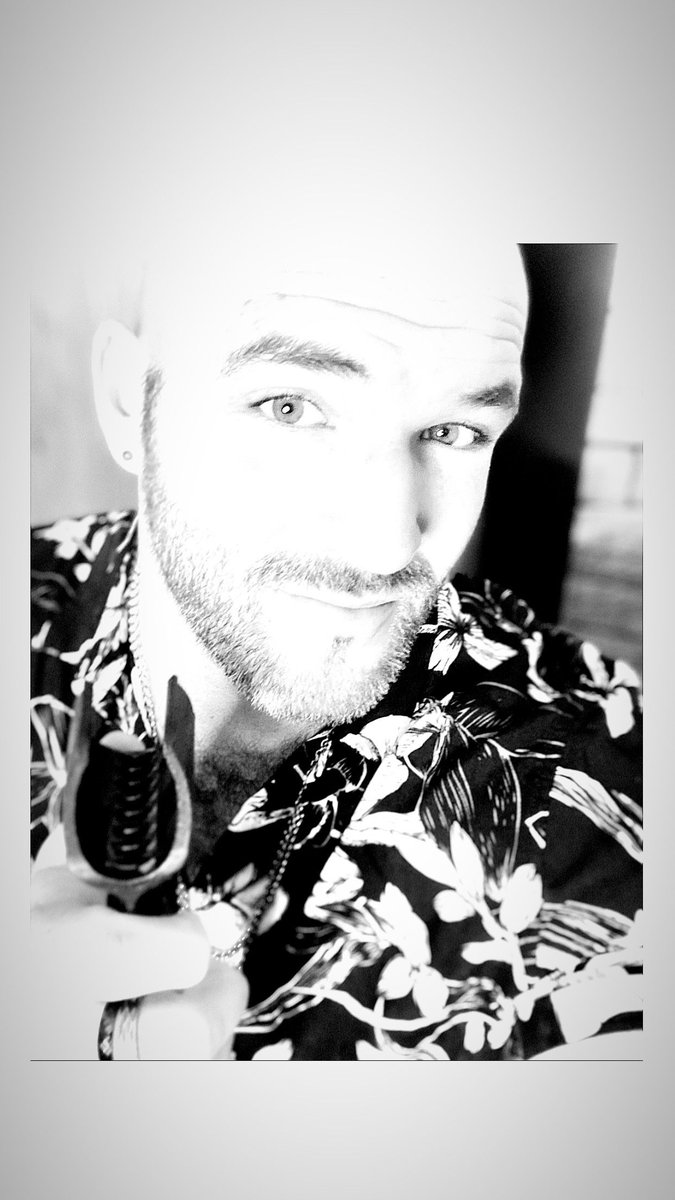 GeoffMullMusic's tweet photo. Hope everyone is doing ok and staying safe ! Tough times for us all ! BUT ! Every day we wake up is another day closer to this all being over ! Hang in there 💙 I’ve been recording bits so stay tuned ! Much love .... Geoff ! X #lockdown #2020 #whatayear #whatamonth #staysafe https://t.co/Y7mNDykNaf