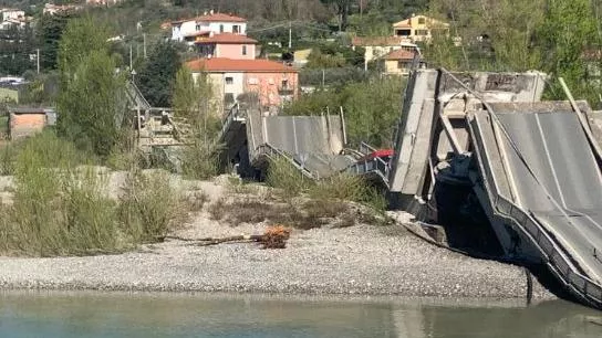 ProCiv_VC's tweet photo. Crolla il ponte tra Santo Stefano Magra e Albiano

https://t.co/GYGFecOxpT https://t.co/8BvGYtKWea
