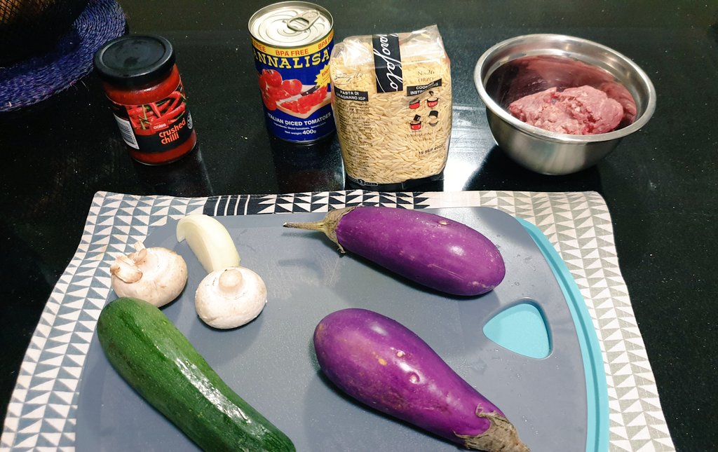 Wedza4Wedza's tweet photo. The #ingredients #eggplant #mincemeat #crushedtomato #crushedchilli #drypasta #mushroom Dish loading...... https://t.co/EQ6kvq8jbC