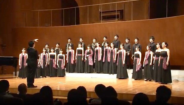 Scatola Di Voce 祈ること ひとにしか できないこと 祈ることは 問うこと みずから深く問うこと 問うことは ことばを 握りしめること そして 空の 空なるものにむかって 災いから遠く離れて 無限の 真ん中に 立ちつくすこと 立ちつくす