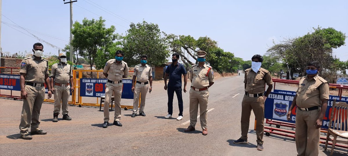 TelanganaDGP's tweet photo. #MeanWhileInTelangana #VikarabadCitizens' respect & cooperation towards #LockDownInTelangana.
#RealizeRemainRespect - all the #FrontLineOfficers Police,Doctors,Municipal,HealthWorkers and NGO's in support to the needy, are Onduty.
So, Please #StayHomeStaySafe https://t.co/7xVNySAxs7