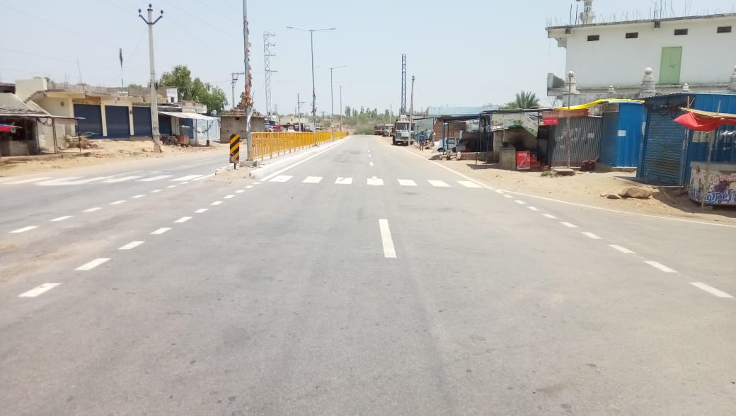 TelanganaDGP's tweet photo. #MeanWhileInTelangana #VikarabadCitizens' respect & cooperation towards #LockDownInTelangana.
#RealizeRemainRespect - all the #FrontLineOfficers Police,Doctors,Municipal,HealthWorkers and NGO's in support to the needy, are Onduty.
So, Please #StayHomeStaySafe https://t.co/7xVNySAxs7