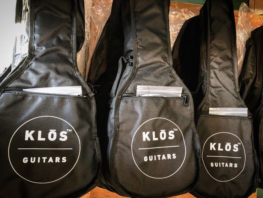 ippinkan_mi's tweet photo. 【新ブランド情報】
アメリカ ユタ州を拠点に展開する新進気鋭ブランド KLŌS Guitars @KLOS_Guitars の取り扱いを開始！本日はUkuleleが到着✨KLŌS Guitarsの作るカーボンファイバー製の楽器は、湿度や温度の変化を受けません。そして驚くべきはそのウォームなサウンド！今後の展開をお楽しみに！ https://t.co/ilvufZllBn
