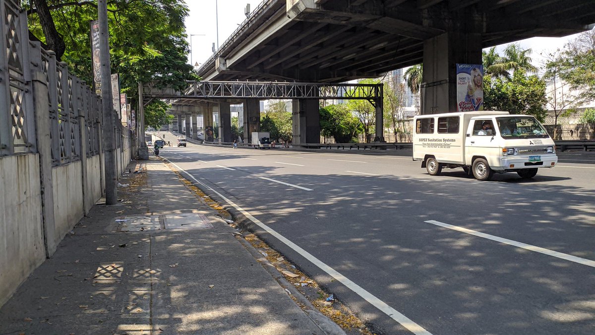 bobreyes's tweet photo. Parang hindi extended ang Luzon Enhanced Community Quarantine sa dami na ulit ng sasakyan sa kalsada... #COVID19PH #LuzonECQ #LuzonLockdown #MMLockdown https://t.co/22i0ttN4gD
