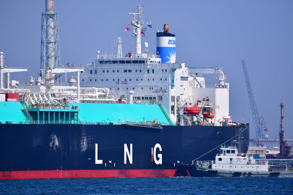 日本海事新聞写真部 液化天然ガスを運ぶlng船は 主にメンブレン型 左 とモス型 右 に分かれています 日本の造船所は川崎重工業のようにモス型を得意としていますが メンブレン型の建造実績もあります 例えば左の写真の Puteri Firus Satu は