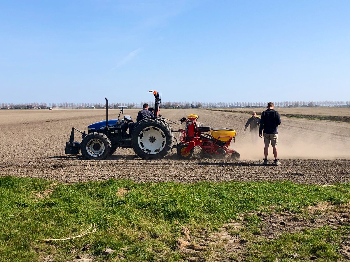Een prachtige dag om deze veelzijdige Tempo R6 af te leveren! 
Nu zaait deze bieten, later in het seizoen mais, zonnebloemen, pompoenen en bonen.
#Väderstad #wherefarmingstarts