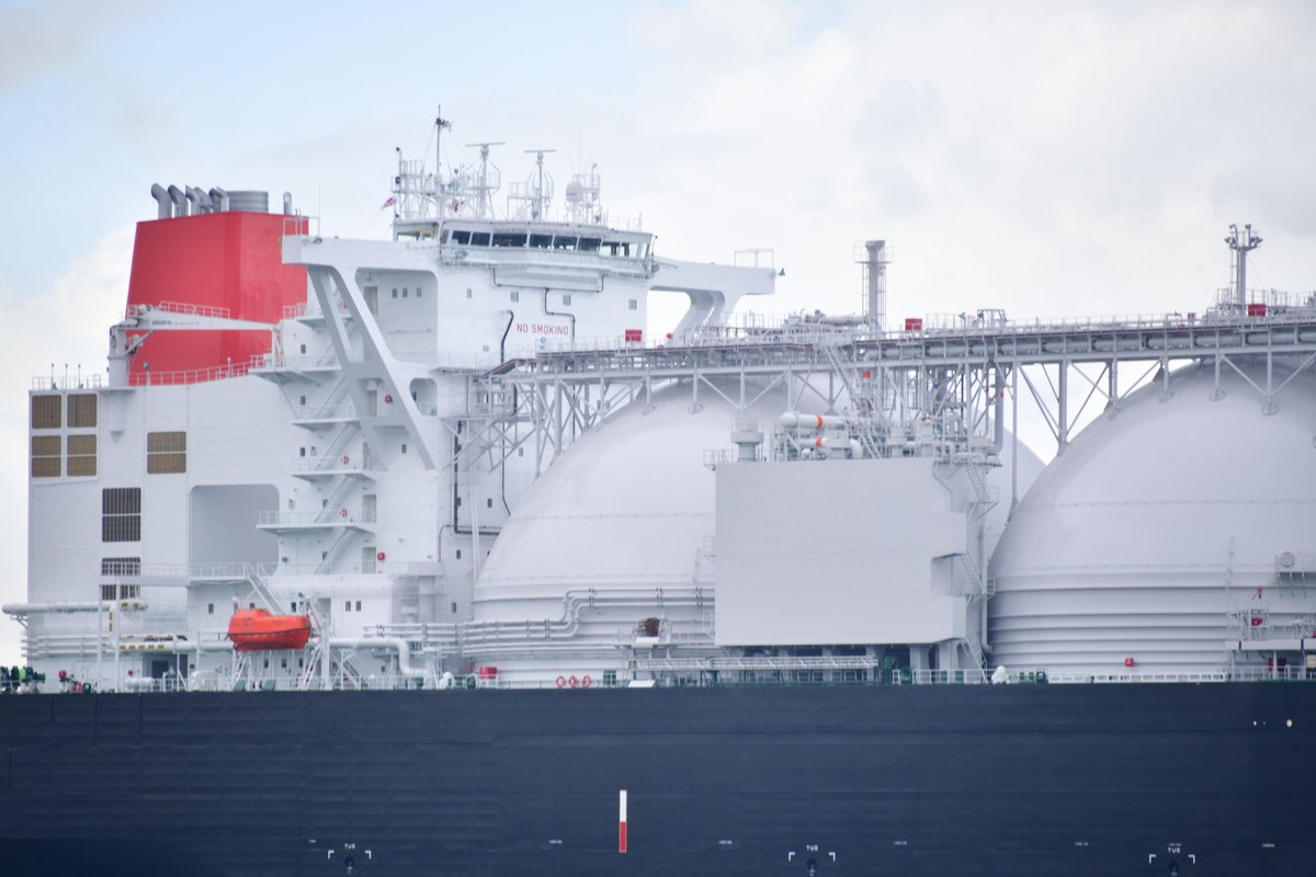 日本海事新聞写真部 液化天然ガスを運ぶlng船は 主にメンブレン型 左 とモス型 右 に分かれています 日本の造船所は川崎重工業のようにモス型を得意としていますが メンブレン型の建造実績もあります 例えば左の写真の Puteri Firus Satu は
