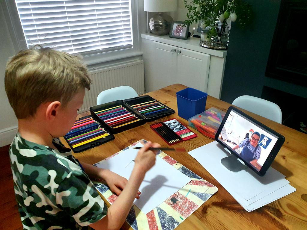 chamberlain2014's tweet photo. @Reginald_Elton Oliver taking part in art class with @sambarnesartist 🖍🖌✏ https://t.co/Y0u0xiVo4K