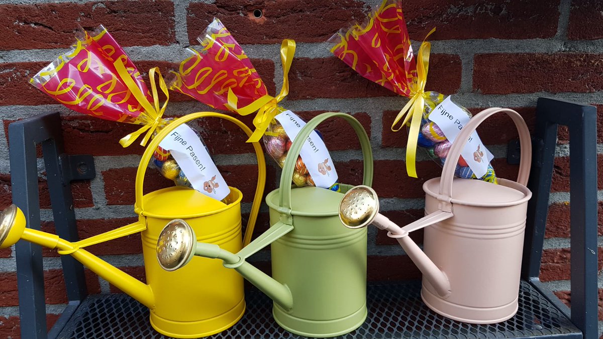 Coorsinteriors's tweet photo. Aankomend weekend is het Paasweekend!🐣

Ook in deze bijzondere periode, wil Coors al haar medewerkers, als blijk van waardering, voorzien van een paasgeschenk!

Deze zelfgemaakte geschenken bestaan uit vrolijk gekleurde gieters of bloempotjes, met een zakje heerlijke paaseitjes. https://t.co/bLVlWqODJF