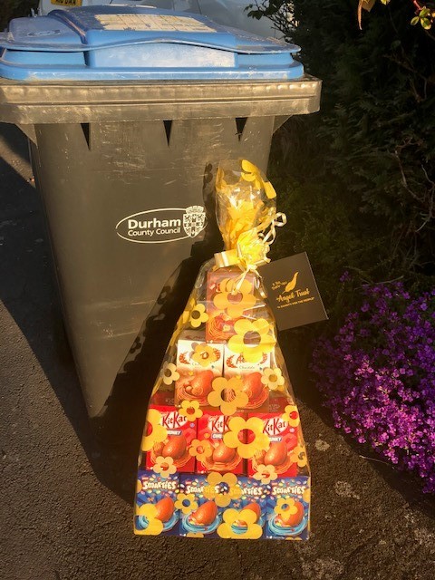 Our bin crews received an eggstra special thank you this morning from <a href="/AngelTrust2/">Angel Trust</a> as they continue to work hard to collect refuse and recycling in challenging times. #CountyDurhamTogether #CouncilsCan
