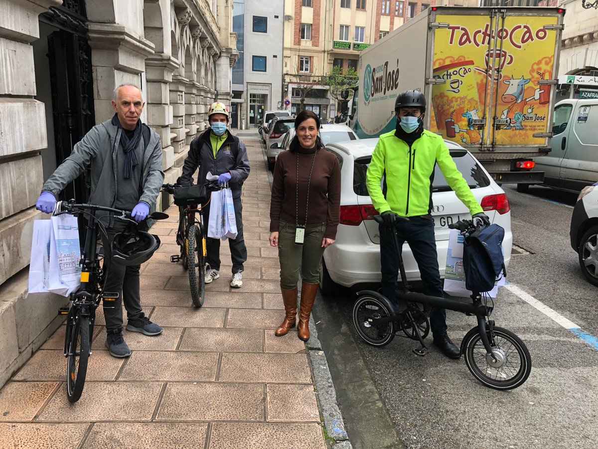 cantabriacnbici's tweet photo. Porque en bici hemos demostrado, repartiendo mascarillas a los ciudadanos de #Santander que es más rápido, saludable y eficaz y lo vamos a seguir demostrando estos días #EnBiciContraCovid19 con 15 voluntarios de @cantabriacnbici @ConBici @RedCiudadesBici @pedalibre https://t.co/SE33DmEuc3