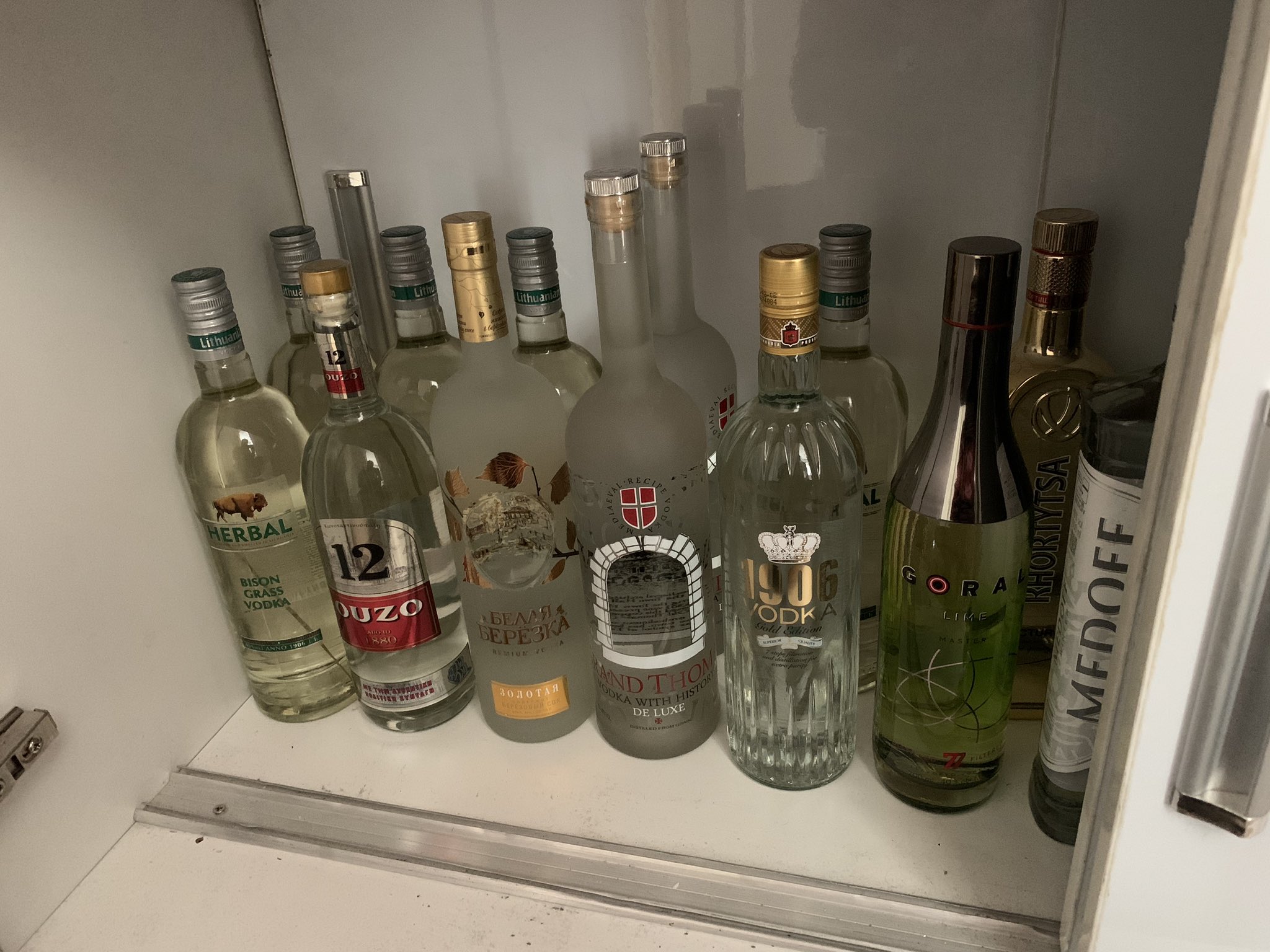 pǝǝɐs - جناب مرتیکه on X: اصلا حالا که اینطور شد به نظرتون سمت راست یا چپ؟  t.coVjRFdvF8sA  X